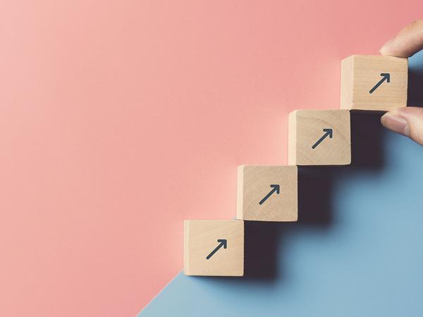 Wie die Lernkurve steil ansteigt: Lernkonzepte, die die Vergessenskurve nach Ebbinghaus und die „5 Moments of Need“ berücksichtigen Wie die Lernkurve steil ansteigt: Lernkonzepte, die die Vergessenskurve nach Ebbinghaus und die „5 Moments of Need“ berücksichtigen