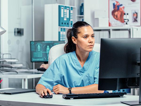 Die Digitalisierung von Krankenhäusern stellt eine Herausforderung dar. Eine Digital Adoption Platform bietet Hilfe, erklärt Julia Schmich von tts