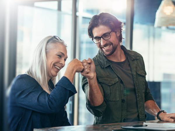 Ob der Austausch mit Kolleg:innen, Recherche im Internet oder das Schauen eines Videos auf einer Social-Media-Plattform – das informelle Lernen von Mitarbeitenden ist unverzichtbar Ob der Austausch mit Kolleg:innen, Recherche im Internet oder das Schauen eines Videos auf einer Social-Media-Plattform – das informelle Lernen von Mitarbeitenden ist unverzichtbar