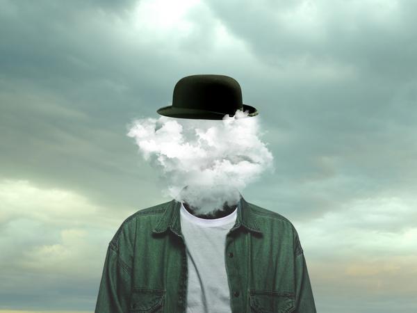 Header Image Hybride System Mann mit Wolke anstatt Kopf Verweis auf Cloud