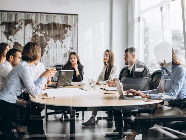 Equipo de profesionales analizando procesos de trabajo mediante herramientas digitales e inteligencia artificial. La imagen representa la transformación de los modelos operativos y la redefinición de procesos impulsada por la adopción de la IA.