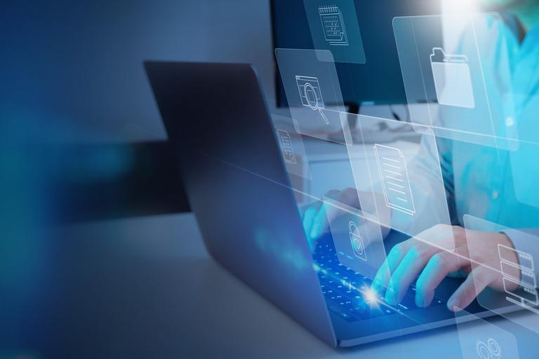 Mitarbeitende für die digitale Verwaltung befähigen: 6 Bausteine für bessere User Adoption
