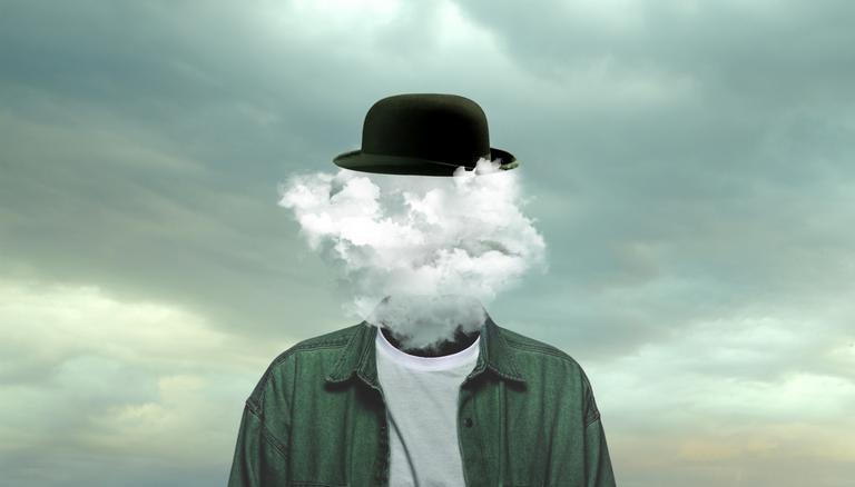 Header Image Hybride System Mann mit Wolke anstatt Kopf Verweis auf Cloud