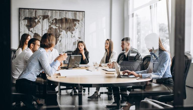 Equipo de profesionales analizando procesos de trabajo mediante herramientas digitales e inteligencia artificial. La imagen representa la transformación de los modelos operativos y la redefinición de procesos impulsada por la adopción de la IA.