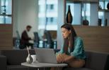 Persona utilizando un asistente de inteligencia artificial desde un ordenador portátil mientras analiza información en un entorno de trabajo digital. La imagen representa la creciente interacción entre las personas y la IA para comunicarse, aprender y resolver problemas.