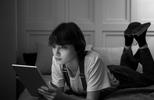 Grupo de adolescentes utilizando teléfonos móviles y plataformas digitales para comunicarse e interactuar. La imagen representa cómo las relaciones sociales y la conexión digital forman parte del ecosistema tecnológico y económico actual.