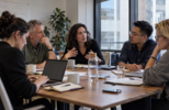 Profesional trabajando con herramientas digitales e inteligencia artificial desde un ordenador mientras desarrolla tareas de análisis y productividad. La imagen representa el uso cotidiano de la IA en el entorno laboral y la adopción tecnológica dentro de las organizaciones.