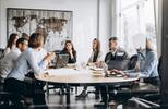 Equipo de profesionales analizando procesos de trabajo mediante herramientas digitales e inteligencia artificial. La imagen representa la transformación de los modelos operativos y la redefinición de procesos impulsada por la adopción de la IA.